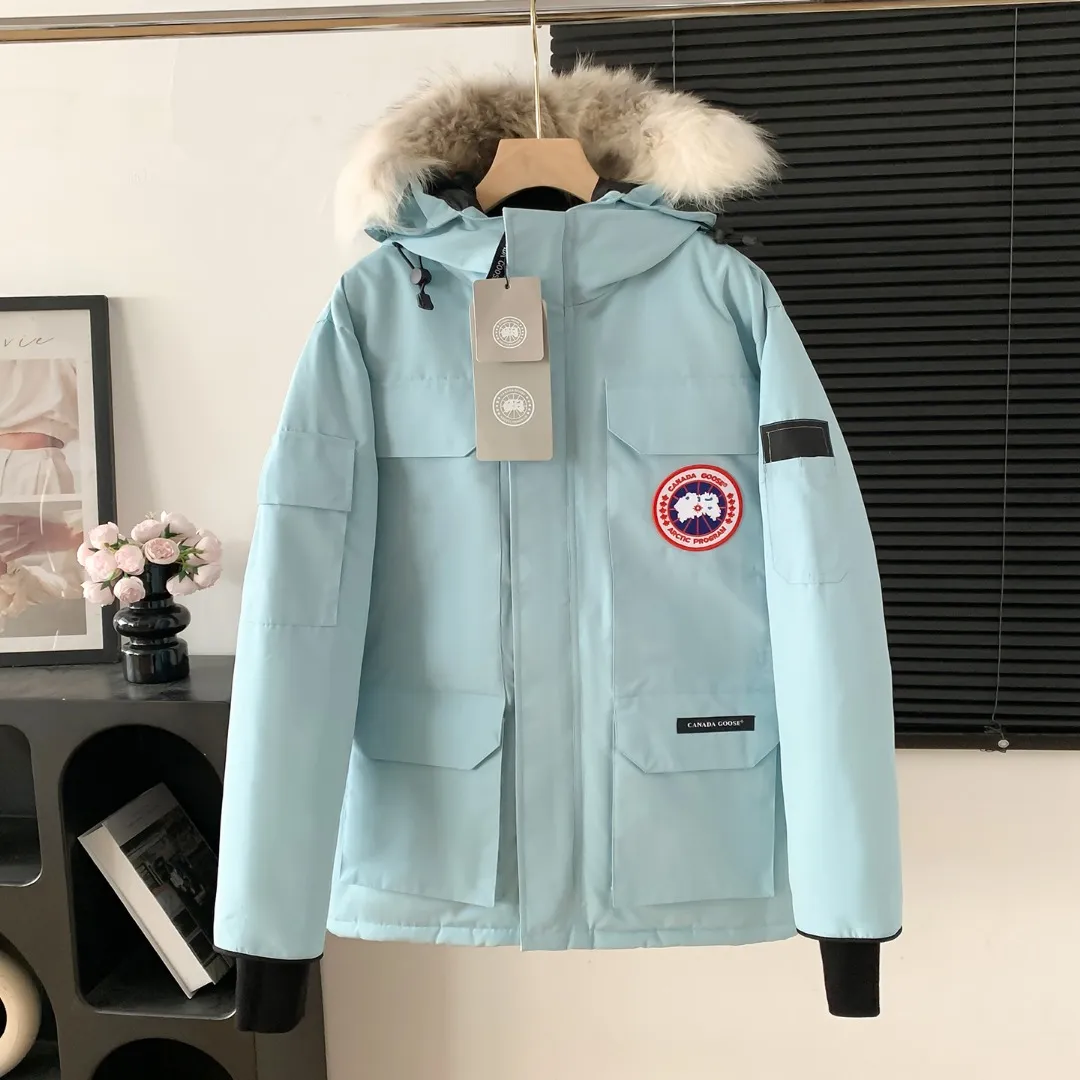 Top version, taken at home. Colleagues please do not pass it off as inferior or stolen pictures! Style number: Y 60-🇨🇦CANADA GOOES 24 styles New Arrival 08 styles/couple styles Factory direct supply: supplying global purchasing agents, micro-businesses, entities, Tmall. Premium stalls and studio cooperation, free Drop Shipping! The 2008 Canada Goose Expedition parka is the same style for men and women. It is mid-length and the most classic style in eternity. The Arctic and Antarctic scientific expedition teams and others choose Canada Goose as their cold-proof equipment. It is the Rolls-Royce of down jackets. ➖ Industry-leading anti-counterfeiting chip sensing. ➖ Imported Behringer embroidery machines and customized embroidery labels, the highest level and industry leading. ➖ Imported Korean 21-count polyester-cotton blended original fabric, TC 85 waterproof coated fabric, water-repellent, windproof and Wear-Resistant. ➖ The new national standard 80 white duck down has an average down filling of grams. The amount of down filling is industry-leading. ➖ 100% nylon lining with double double-layer sealing design to prevent velvet running, and seamless thread design on the cuffs! ➖ Western Canadian Green Wolf Collar. ➖ Yoshida YKK provides original factory-customized electroplated sliders. YKK two-way lockable zippers are tight and smooth and do not peel off paint. ➖ 3M composite Velcro is durable and the accessories and hardware are all custom-made. Note: Our copywriting is only simple and clear. Instead of bragging about the copywriting, it is better to compare and understand with samples. Only for the purest goose, the most dedicated, the most professional, the highest quality, the highest cost performance! Color: White Cream White Azure Red Blue Gray Camouflage Navy Blue Black Gray Black Label Pink SIZE:XS-XXL